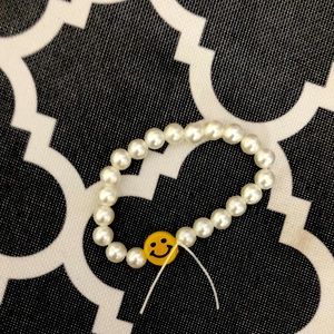 I am selling a pearl bracelet